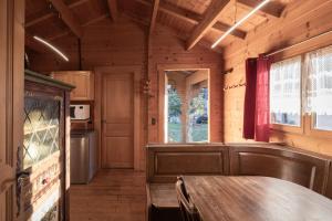 夏蒙尼-勃朗峰Chalet Chacaltaya的小屋内带木桌的用餐室