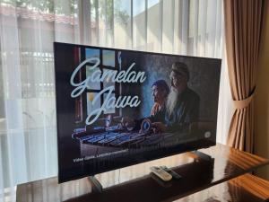 婆罗浮屠Nalendro Villa Borobudur的桌子上配有平面电视