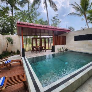 婆罗浮屠Nalendro Villa Borobudur的一个带甲板和凉亭的游泳池