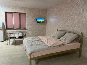 哈尔科夫Днестровский的一间卧室配有一张床和一张桌子