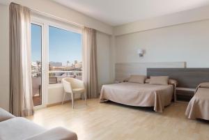 卡拉斯马略卡Hotel Palia Maria Eugenia的一间卧室设有两张床和大窗户