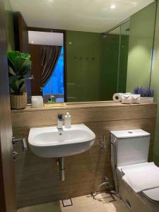 吉隆坡Vortex KLCC Apartment Kuala Lumpur的一间带水槽、卫生间和镜子的浴室