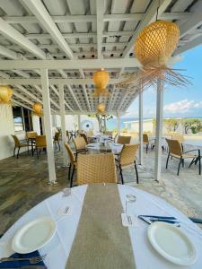 锡蒂亚LASSION GOLDEN BAY Sea view的一间带桌椅的海景用餐室