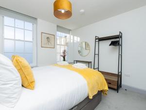 巴斯Pass the Keys Stunning 2 bed retreat in the heart of Bath的一间卧室配有一张带黄色毯子的大床