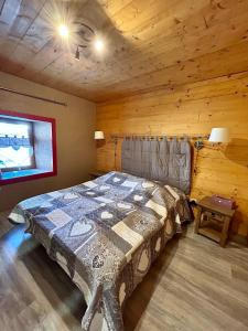 瓦尔梅尼耶Chalet La Léchère的小木屋内一间卧室,配有一张床