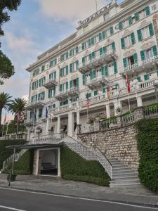 圣玛格丽塔-利古雷米拉梅尔大酒店的前面有楼梯的大型白色建筑