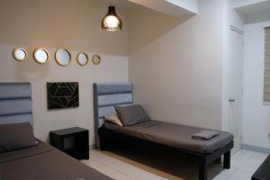 利帕LuxeCara Guest House的客房设有一张床、一张长凳和镜子