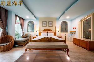中和俪阁别墅旅馆 的一间卧室配有一张床和一个沙发