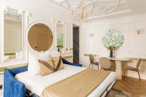 巴黎Luxury 2 Bedroom & 2 Bathroom - Notre Dame的卧室配有一张床和一张桌子及椅子