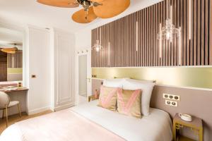 巴黎Luxury 2 Bedroom & 2 Bathroom - Notre Dame的一间卧室配有一张床和吊扇