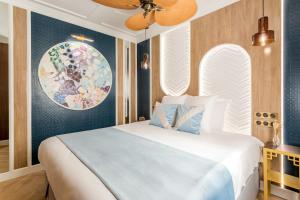 巴黎Luxury 2 Bedroom & 2 Bathroom - Notre Dame的卧室配有白色床和蓝色墙壁