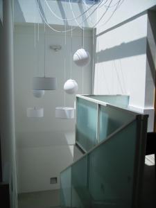 布尔戈斯布尔戈斯博物馆精品酒店的一间设有玻璃楼梯和灯的房间