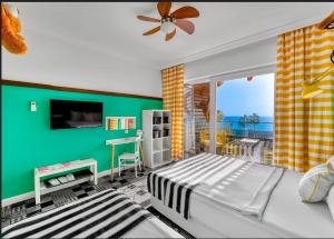 阿拉尼亚Anjeliq Downtown Boutique Hotel的一间卧室设有一张床和绿色的墙壁