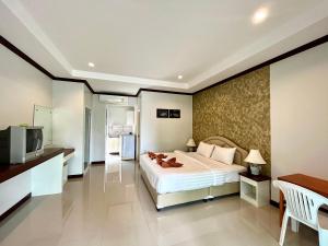 高兰Tan Residence的酒店客房,配有床和电视