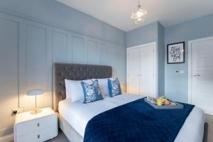 格洛斯特Elliot Oliver - Luxurious Two Bedroom Apartment in The Docks的一间卧室配有一张带蓝色毯子的大床