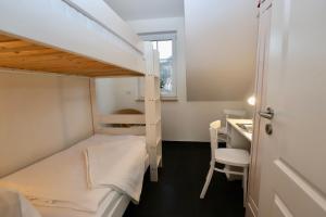 蒂索Ferienwohnung4 im Haus Möwe的小房间设有双层床和书桌