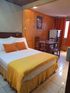 伊瓜苏港伊瓜苏港口酒店的一间卧室配有一张黄色毯子床