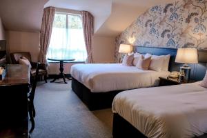 阿比莱克斯阿比莱克庄园酒店的酒店客房设有两张床和窗户。