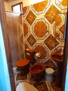 伊瓜苏港伊瓜苏港口酒店的一间带两个卫生间和瓷砖墙的浴室
