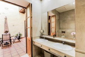 Santa Maria de Guia de Gran CanariaGuia Getaway Private Rooms的浴室设有2个水槽和镜子