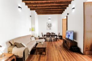 Santa Maria de Guia de Gran CanariaGuia Getaway Private Rooms的带沙发、电视和桌子的客厅