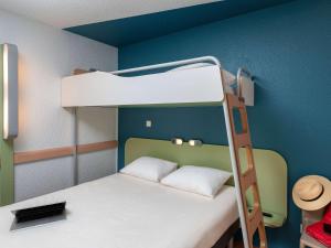 马孔宜必思梅肯苏德经济酒店的小房间设有一张双层床和梯子