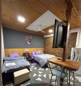 伊瓜苏港伊瓜苏港口酒店的客房设有两张床和一张带电视的桌子。