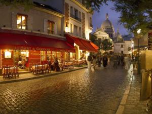 巴黎巴黎皮加勒圣心大教堂美居酒店的一群人晚上在街上走