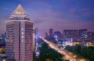 北京北京首北兆龙饭店的夜晚在城市的高楼