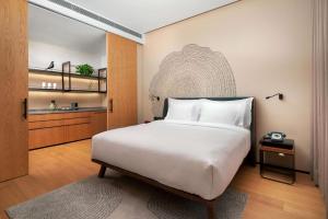 北京北京首北兆龙饭店的一间带白色大床的卧室和一间厨房