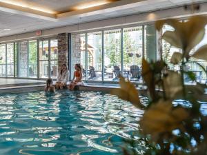 班夫The Rimrock Resort Hotel Banff的一群人坐在游泳池里