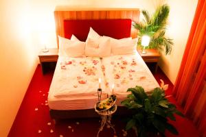滕普林Ferienpark Templin direkt neben der Naturtherme的一间卧室配有一张大床和红色床头板