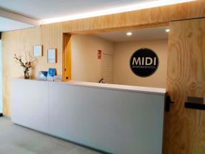 福米加尔Apartamentos Midi 3000的大堂设有柜台,上面有标牌