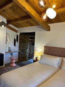 卢戈Casas da Fortaleza的一间卧室设有一张大床和一个水槽