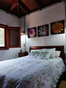 拉马坦萨德亚森特霍赫尔铭达多纳乡村度假屋的卧室配有一张墙上鲜花的床