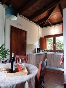 拉马坦萨德亚森特霍赫尔铭达多纳乡村度假屋的厨房配有一张桌子,上面放着一瓶葡萄酒