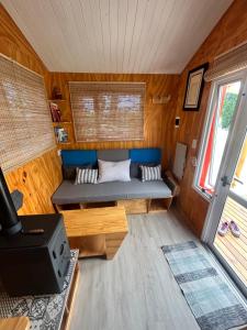 Los ÁrbolesNamakai.tinyhouse, minimalism in a magic place的一间小房子里的小房间,配有沙发