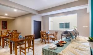 古鲁瓦尤尔Treebo Trend Sreepathi Prayag Apartments的一间带桌椅的用餐室