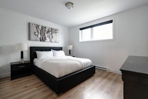 魁北克市Denis的一间卧室设有一张大床和一个窗户。