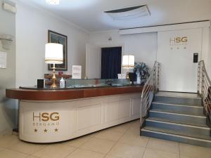 贝加莫圣乔治酒店的酒店大堂设有前台和楼梯