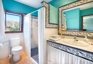 埃尔波特Owl Booking Villa Maria - Family and Friends的一间带卫生间、水槽和镜子的浴室