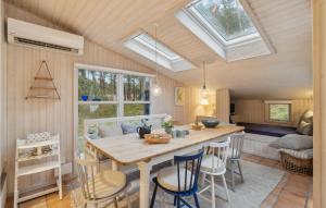 维斯特索马肯Stunning Home In Nex With Kitchen的厨房配有桌椅和天窗。