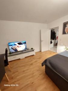 科隆Appartement am Uni Park Köln Sülz的一间卧室设有平面电视和一张床。