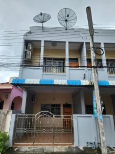 勿洞SaamSaao HomeStay Betong สามสาวโฮมสเตย์เบตง 4 Bedroom House for Rent的带阳台和2扇窗户的白色房屋