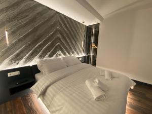 地拉那Tirana Central Rooms的一间卧室配有一张床,上面有两条毛巾