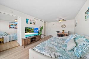 檀香山Waikiki Beach Golden Holiday的一间卧室配有一张大床和电视