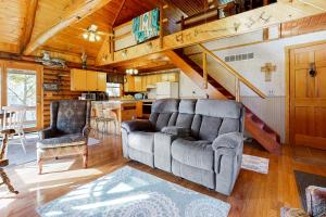 Hager Cabin的带沙发的客厅和厨房