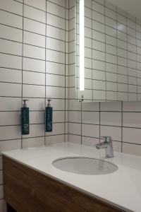 特伦特河畔斯托克Hilton Garden Inn Stoke On Trent的白色的浴室设有水槽和镜子