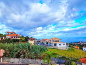 桑塔纳En Santana centro, casa con vista al mar y la montaña的山顶上一群房子