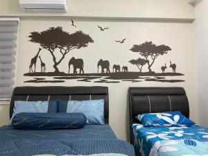 实兆远Sweet Homestay The Venus Sitiawan 温馨民宿的一间卧室,墙上有长颈鹿和树木